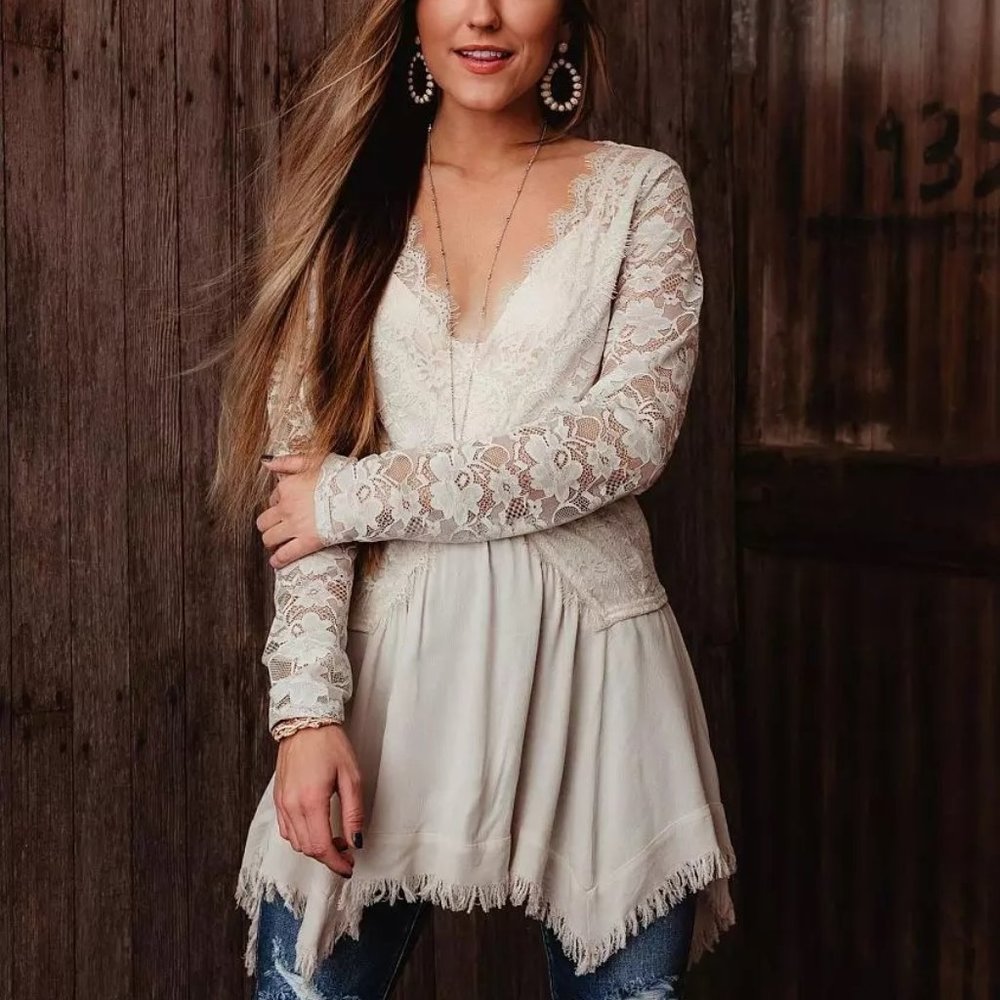 NWOT Gimmicks Floral Eyelash Lace Tunic Blouse